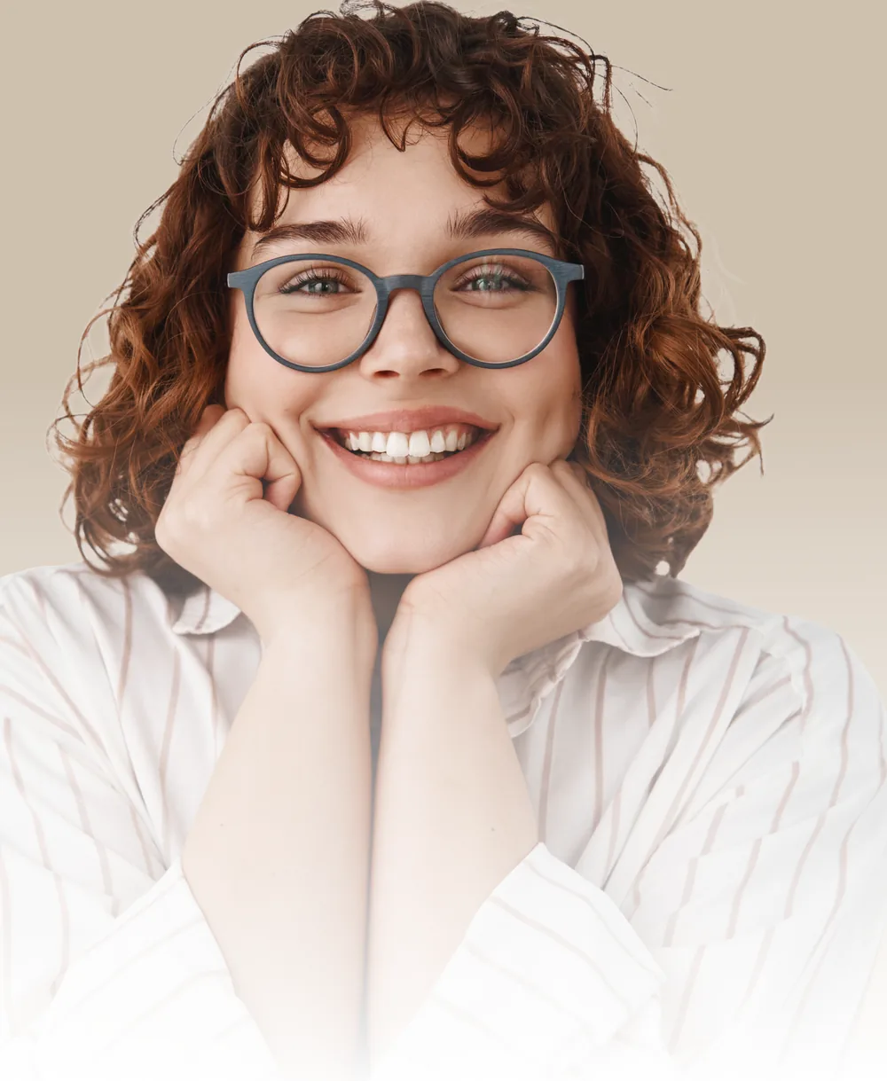 Cliente souriante portant des lunettes