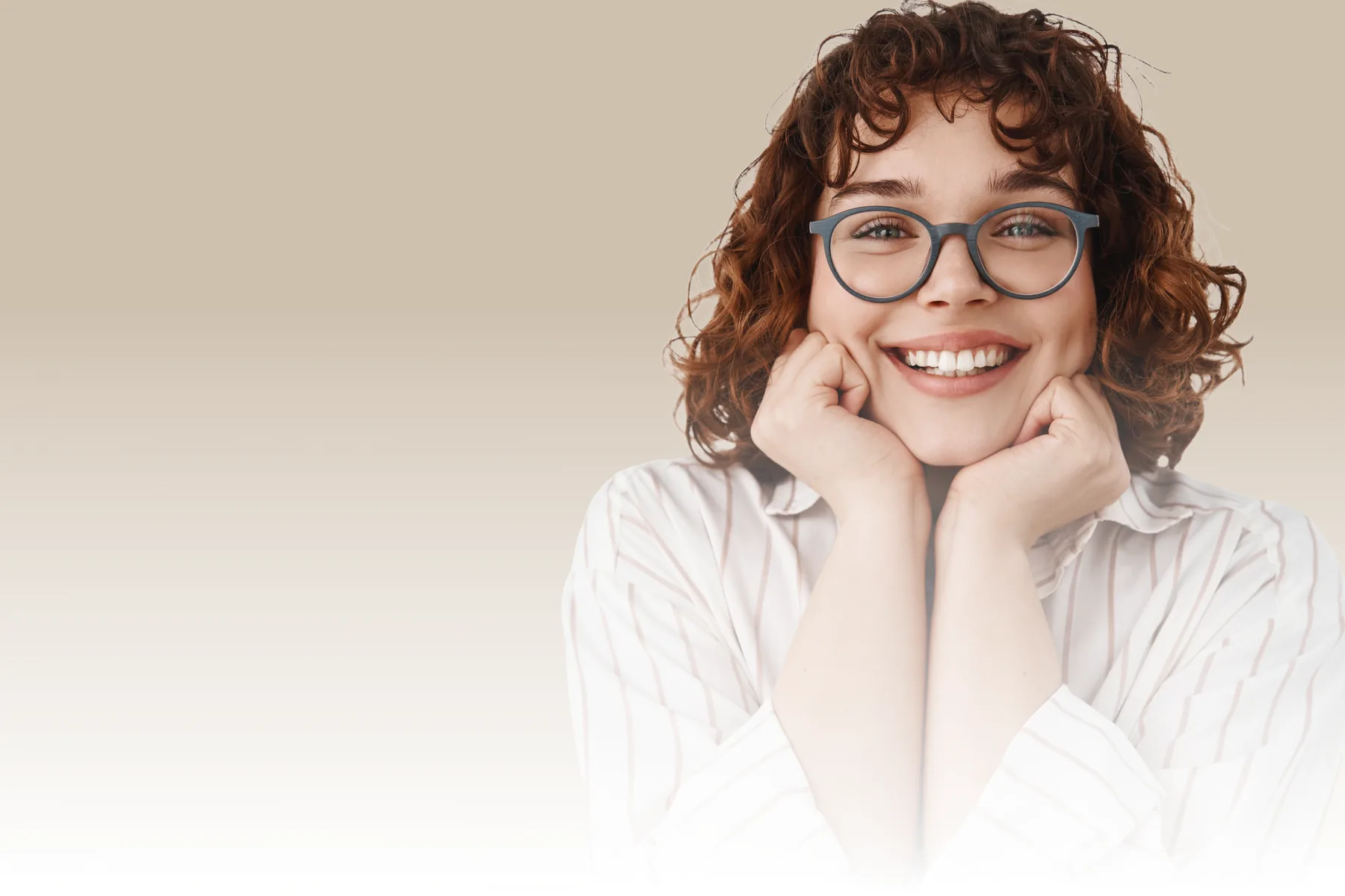 Cliente souriante portant des lunettes